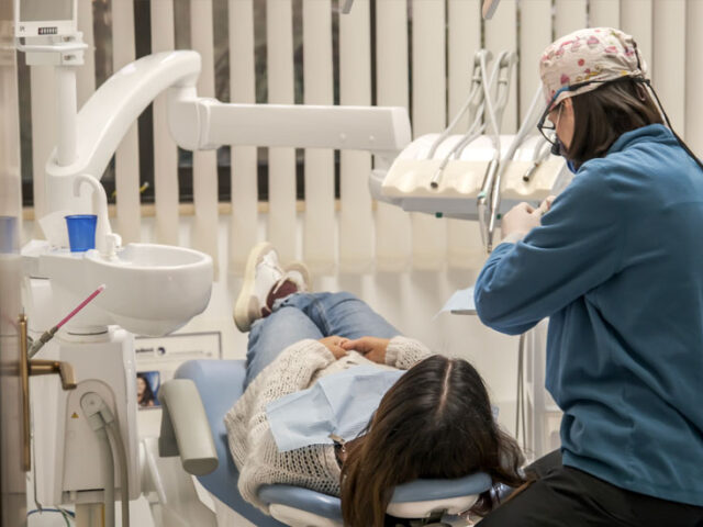 Odontiatra-castelli-romani-faccette-dentali-sbiancamento-professionale https://www.dentistagenzano.it/wp-content/uploads/2026/02/Odontiatra-castelli-romani-faccette-dentali-sbiancamento-professionale-640x480.jpg