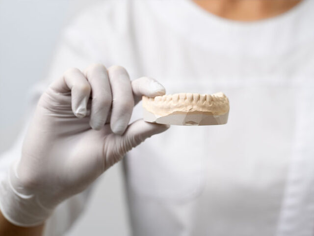 Odontiatra-castelli-romani-protesi-mobili https://www.dentistagenzano.it/wp-content/uploads/2026/02/Odontiatra-castelli-romani-protesi-mobili-640x480.jpg