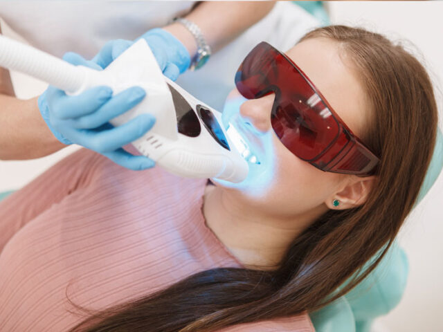 https://www.dentistagenzano.it/wp-content/uploads/2026/02/Odontiatra-castelli-romani-sbiancamento-denti-airflow-genzano-640x480.jpg