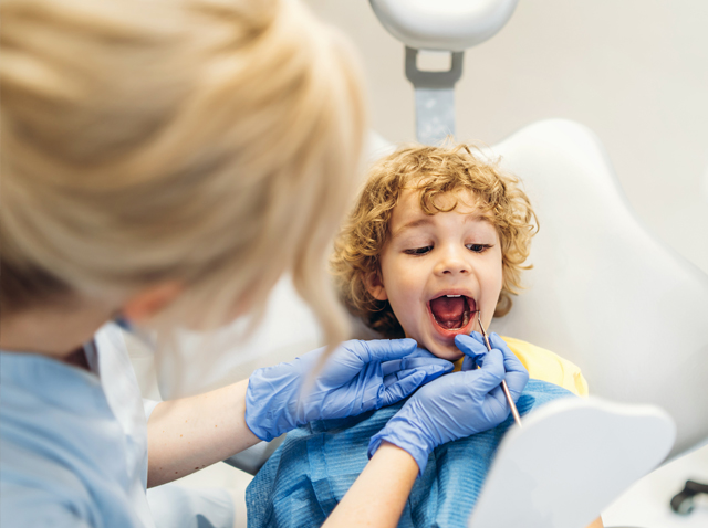 ortodonzia-intercettiva-miofunzionale-bambini-dentista-castelli-romani-genzano-di-roma Visita di ortodonzia intercettiva a un bambino nello studio dentistico a Genzano di Roma