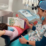 Visita di ortodonzia intercettiva a una bambina nello studio dentistico a Genzano di Roma