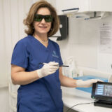 Laser a diodi utilizzato per un trattamento gengivale nello studio dentistico a Genzano di Roma